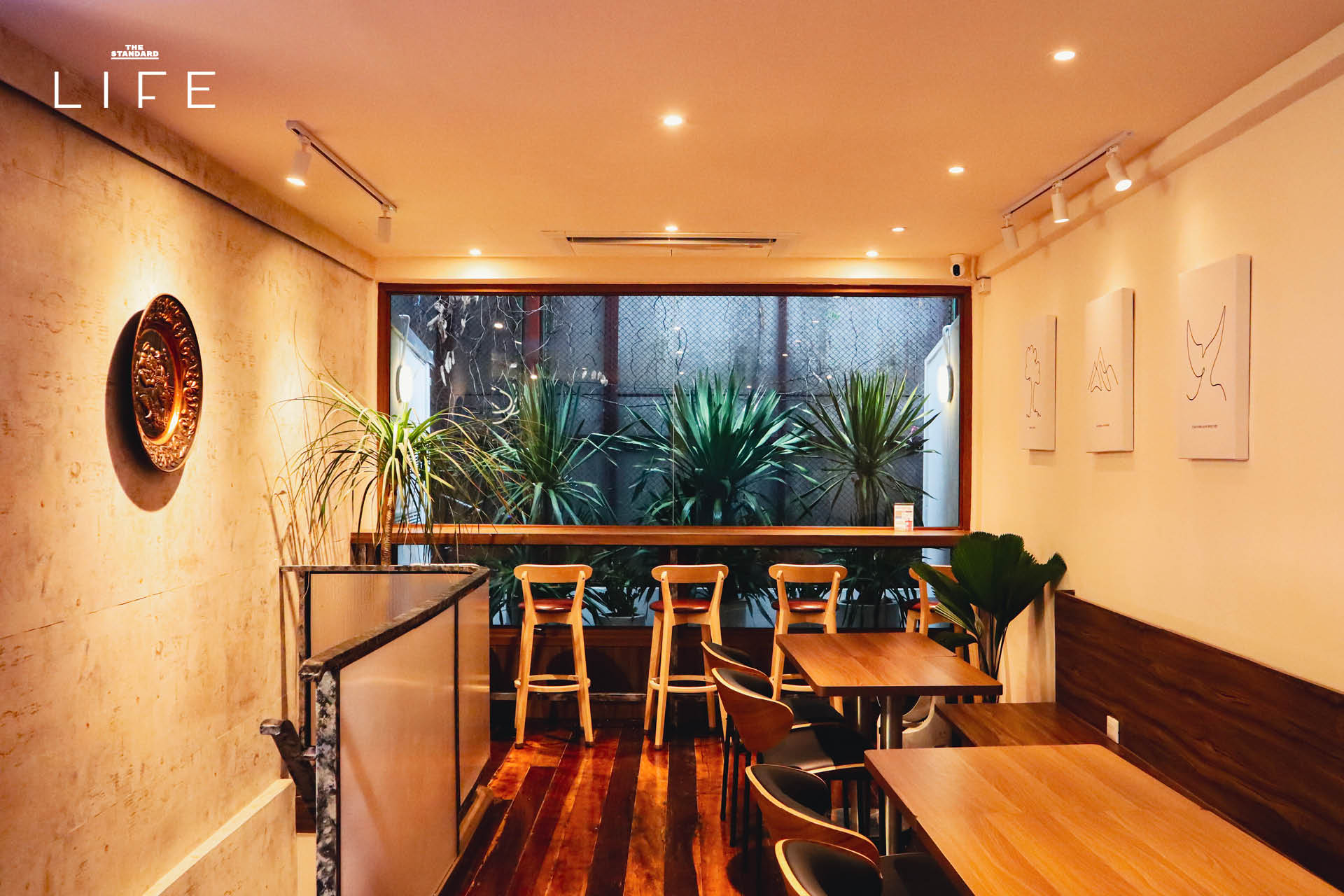 ภาพรวมของร้าน CRUNCH x Pan Bagels ที่ย่านสาทร แสดงขนมปังซาวโดวจ์และเบเกิล 8