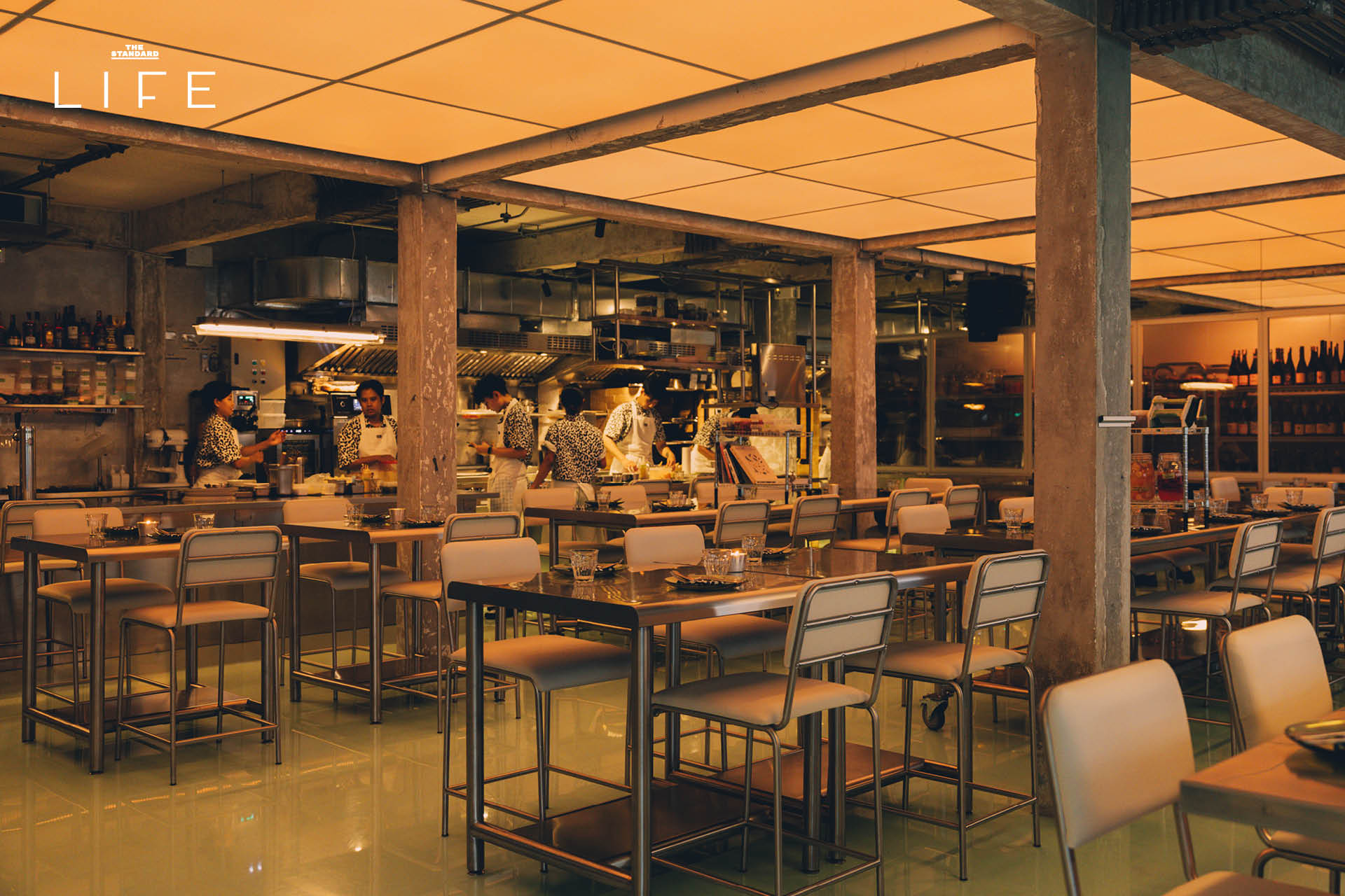 ภาพบรรยากาศภายในร้าน CUISINE บิสโทรฝรั่งเศสย่านศาลาแดง ที่มีโต๊ะอาหารตั้งอยู่กลางครัว 1