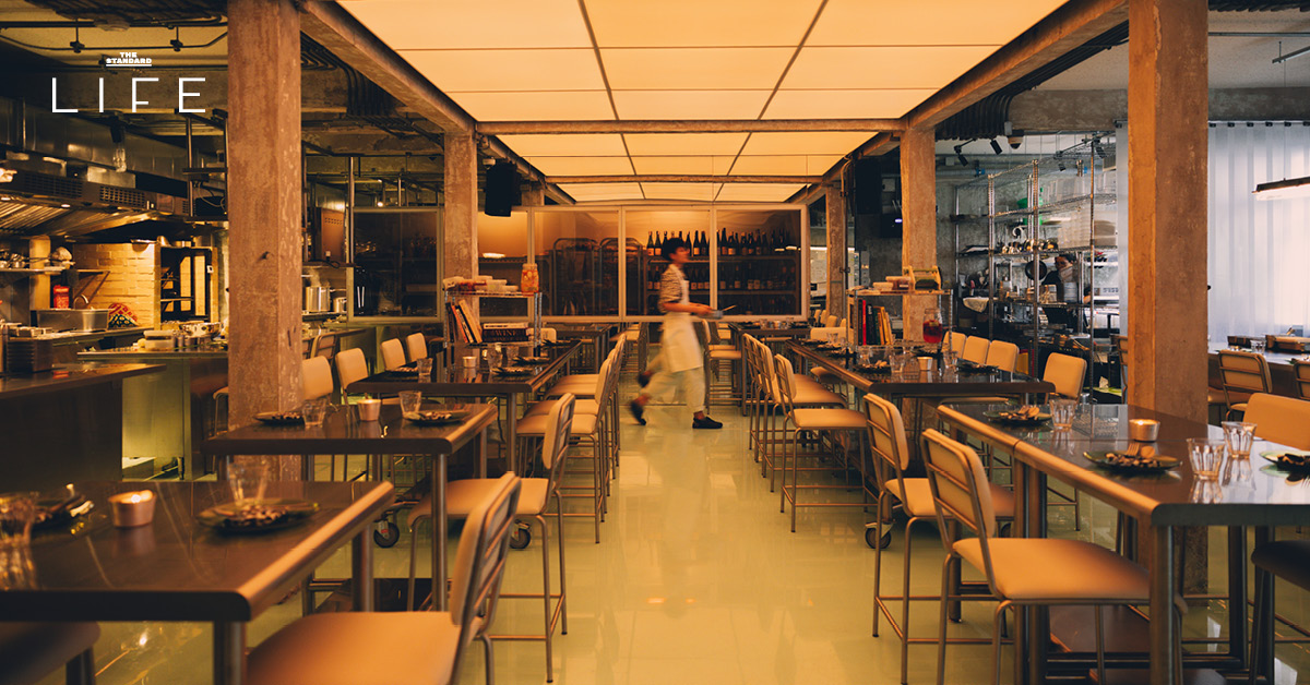 ภาพบรรยากาศภายในร้าน CUISINE บิสโทรฝรั่งเศสย่านศาลาแดง ที่มีโต๊ะอาหารตั้งอยู่กลางครัว