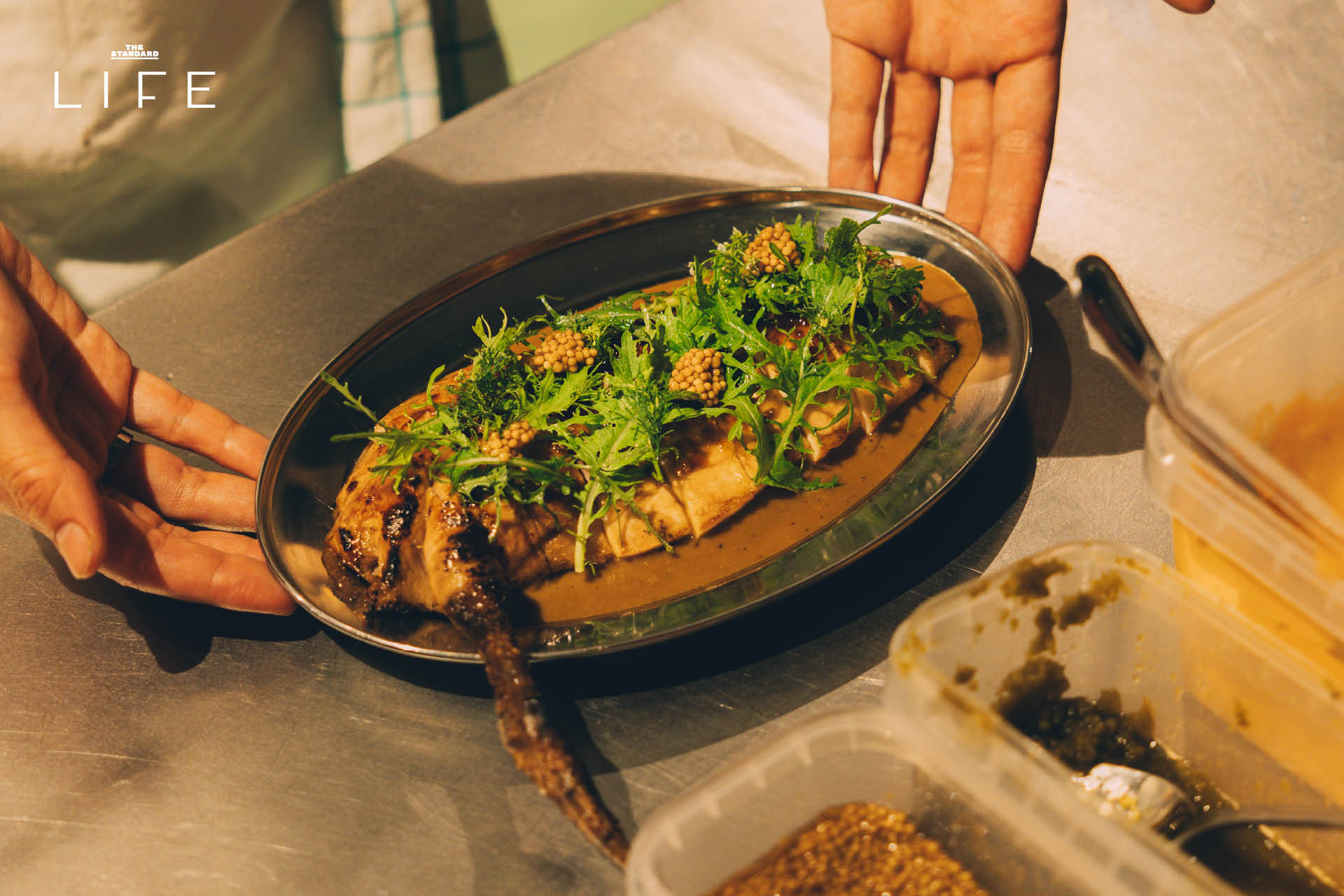 ภาพบรรยากาศภายในร้าน CUISINE บิสโทรฝรั่งเศสย่านศาลาแดง ที่มีโต๊ะอาหารตั้งอยู่กลางครัว 15