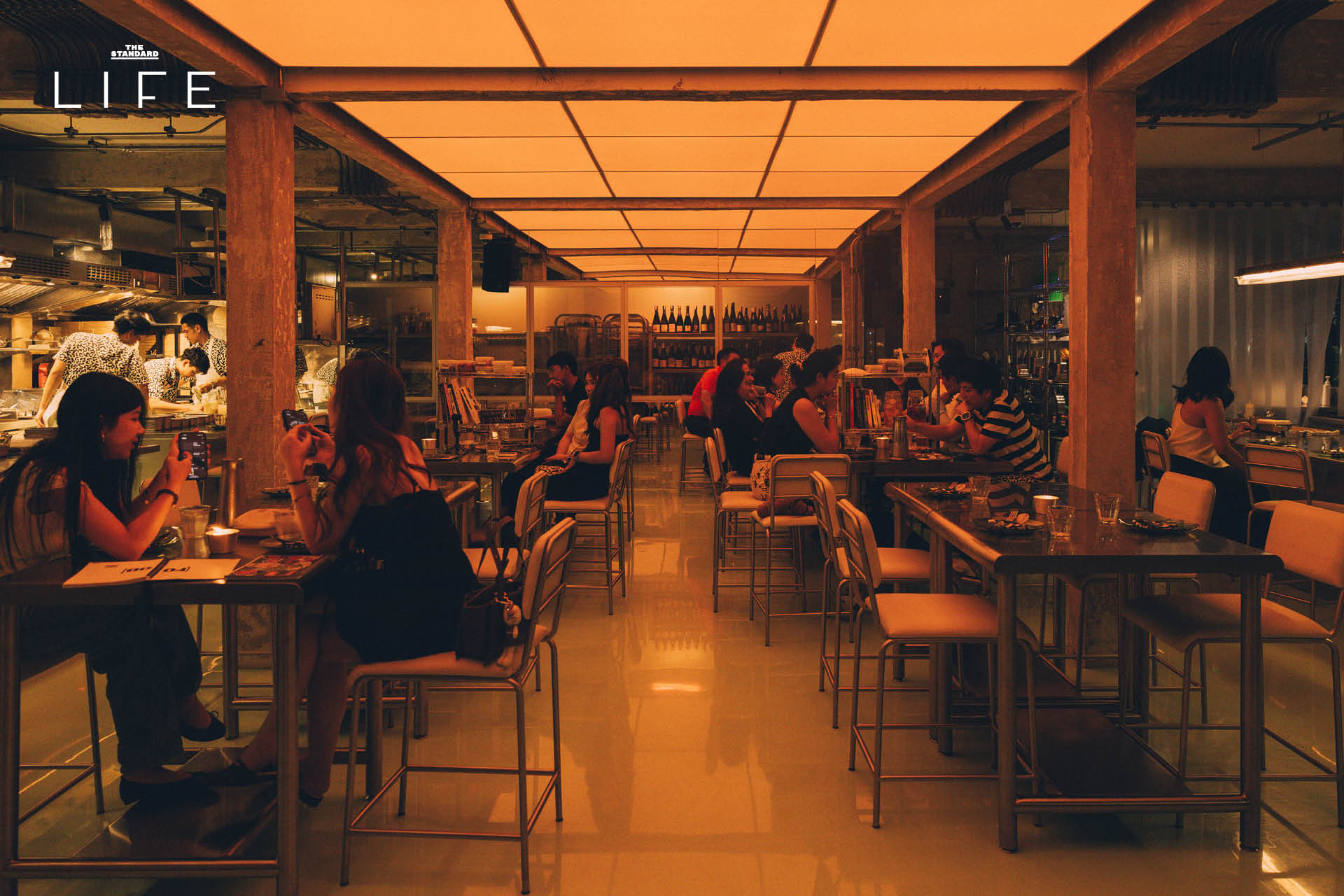 ภาพบรรยากาศภายในร้าน CUISINE บิสโทรฝรั่งเศสย่านศาลาแดง ที่มีโต๊ะอาหารตั้งอยู่กลางครัว 17