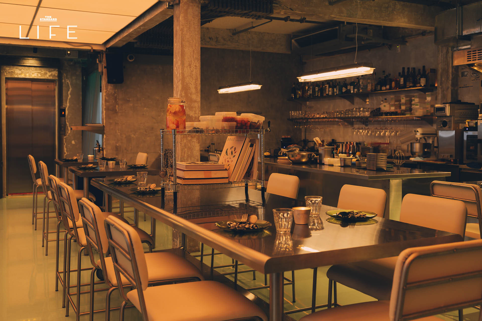ภาพบรรยากาศภายในร้าน CUISINE บิสโทรฝรั่งเศสย่านศาลาแดง ที่มีโต๊ะอาหารตั้งอยู่กลางครัว 3