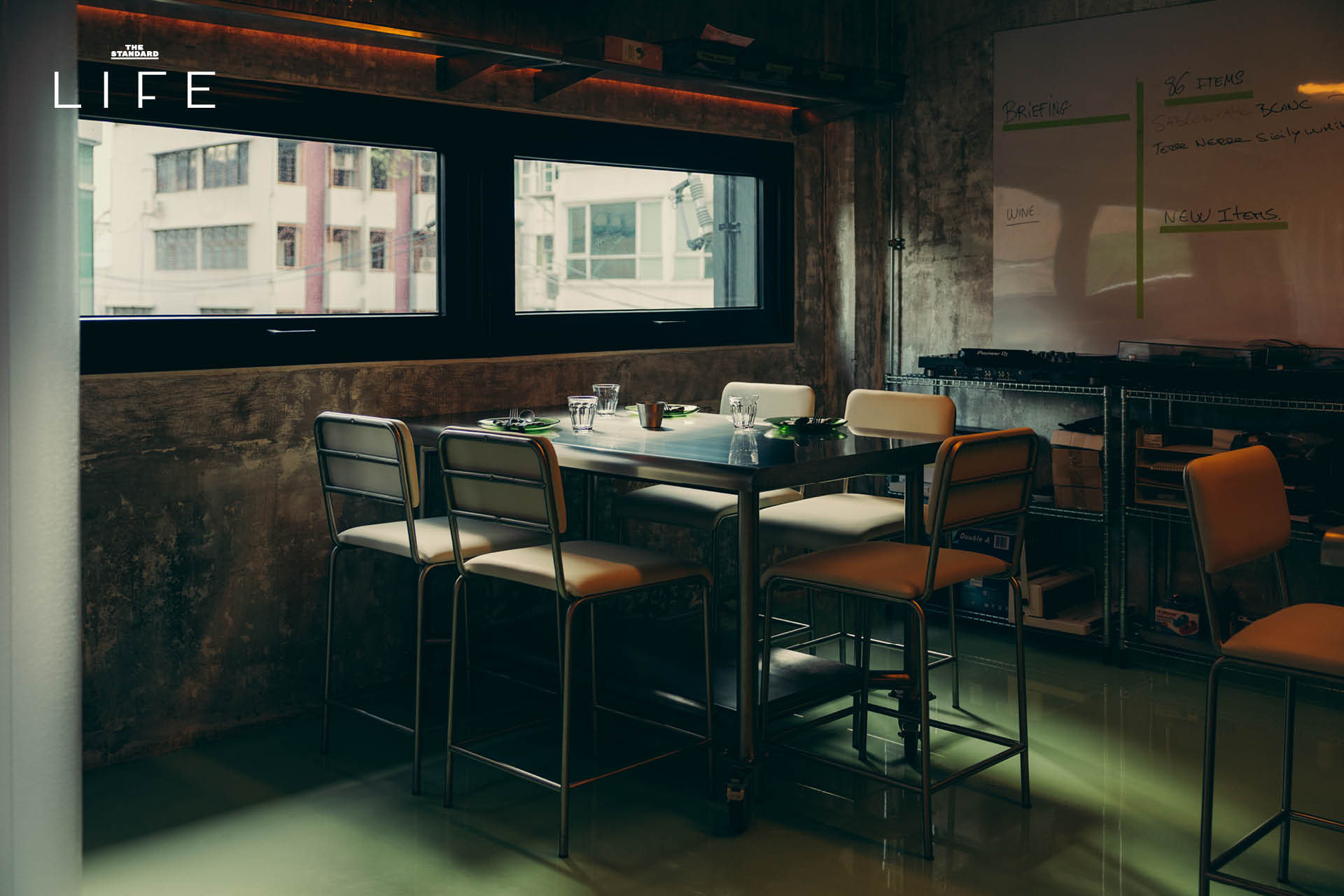 ภาพบรรยากาศภายในร้าน CUISINE บิสโทรฝรั่งเศสย่านศาลาแดง ที่มีโต๊ะอาหารตั้งอยู่กลางครัว 6