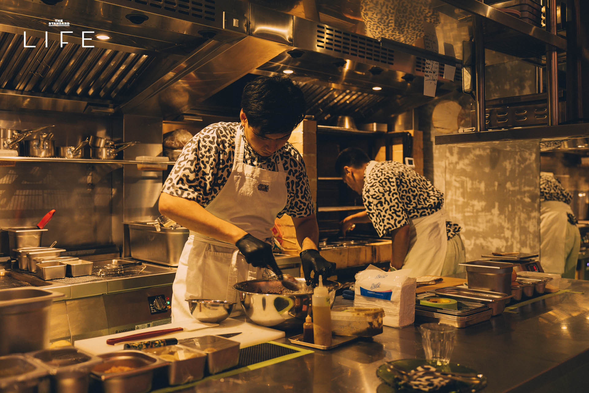 ภาพบรรยากาศภายในร้าน CUISINE บิสโทรฝรั่งเศสย่านศาลาแดง ที่มีโต๊ะอาหารตั้งอยู่กลางครัว 8