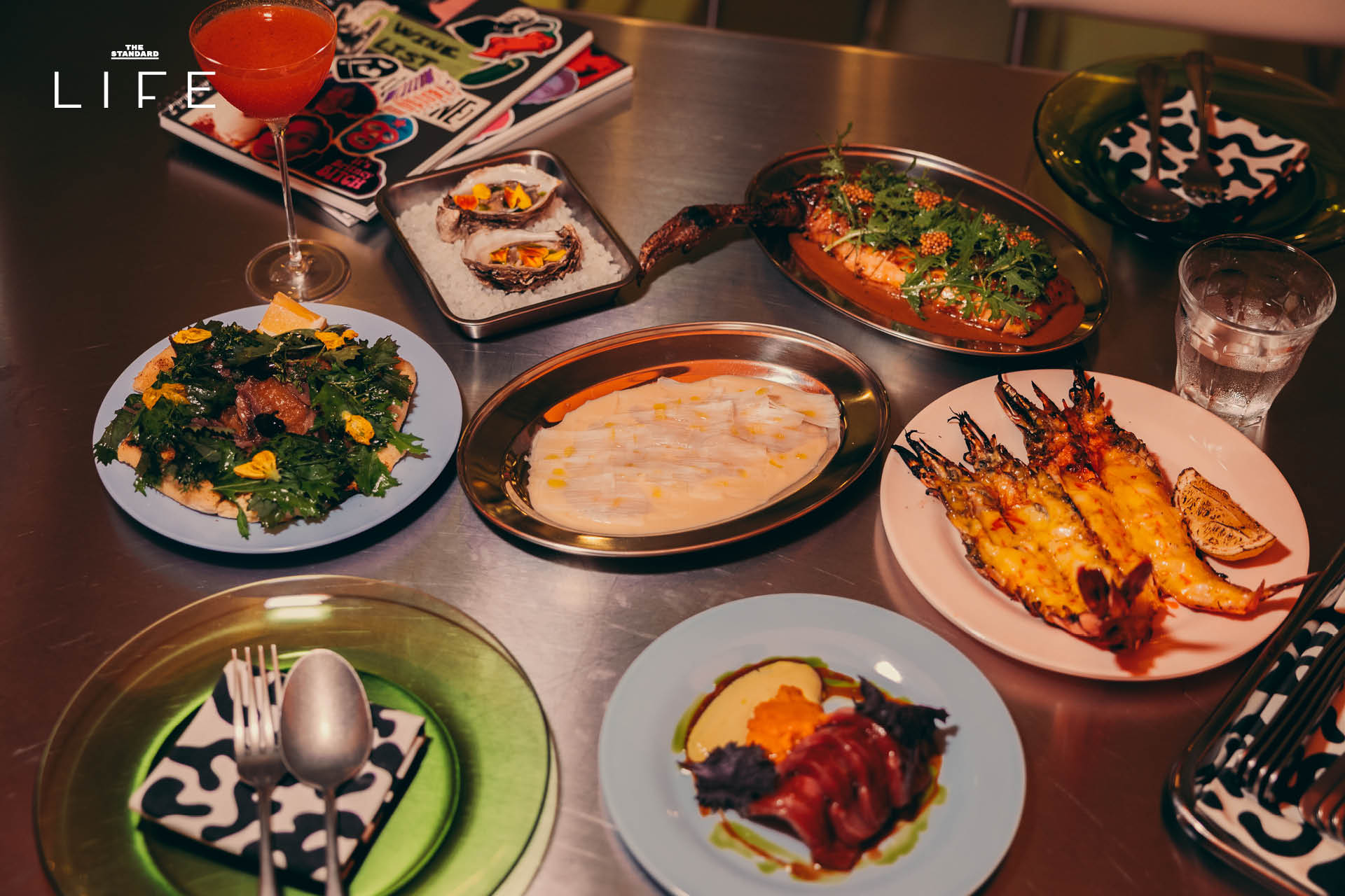 ภาพบรรยากาศภายในร้าน CUISINE บิสโทรฝรั่งเศสย่านศาลาแดง ที่มีโต๊ะอาหารตั้งอยู่กลางครัว 9