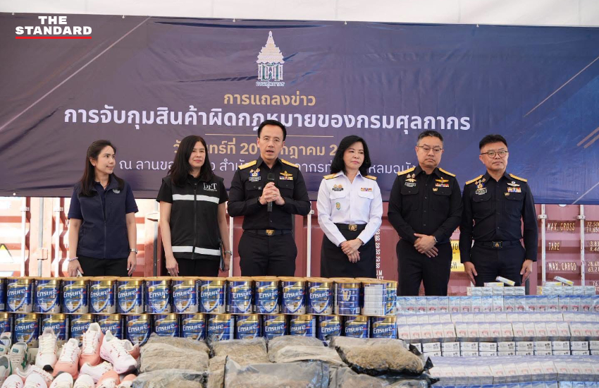 เจ้าหน้าที่กรมศุลกากรและกรมการค้าต่างประเทศกำลังตรวจสอบสินค้าที่ท่าเรือแหลมฉบัง 6