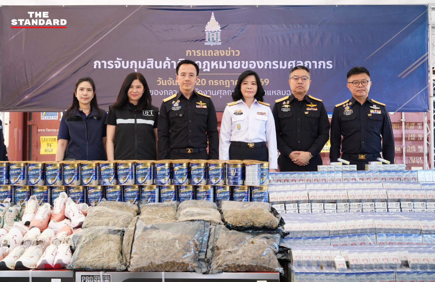 เจ้าหน้าที่กรมศุลกากรและกรมการค้าต่างประเทศกำลังตรวจสอบสินค้าที่ท่าเรือแหลมฉบัง 7