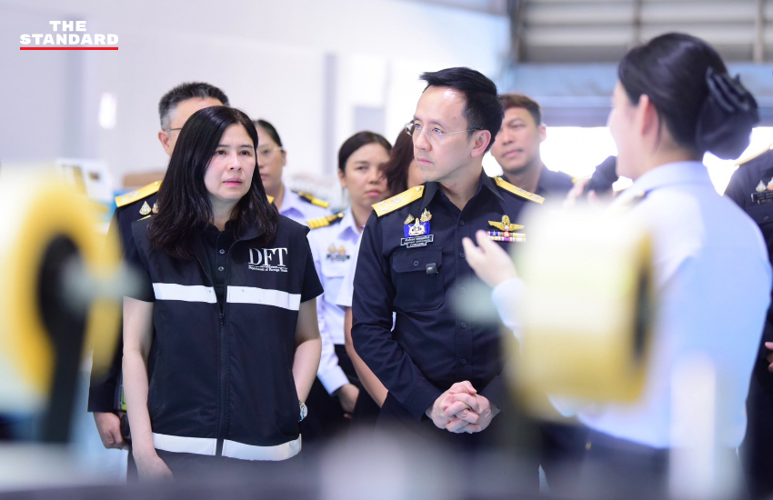 เจ้าหน้าที่กรมศุลกากรและกรมการค้าต่างประเทศกำลังตรวจสอบสินค้าที่ท่าเรือแหลมฉบัง 9