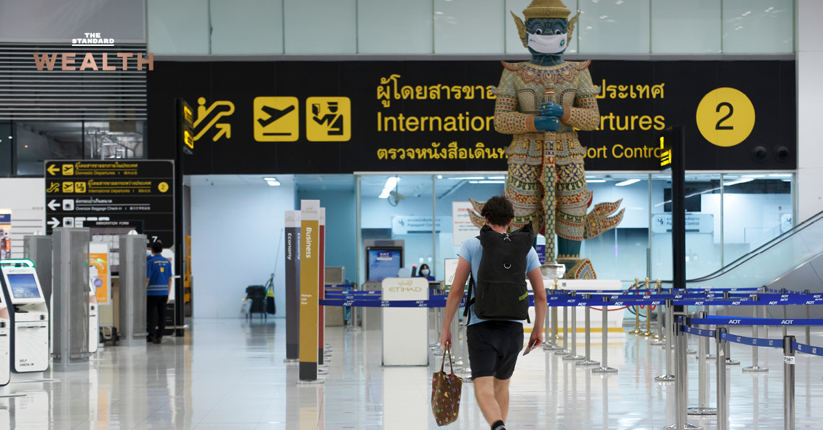 เจ้าหน้าที่ศุลกากรกำลังใช้เครื่องเอกซเรย์และสุนัข K-9 ตรวจสัมภาระขาออกเพื่อสกัดกั้นยาเสพติด