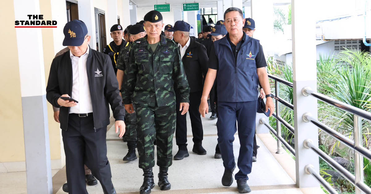พล.ท. อดุลย์ บุญธรรมเจริญ รมว.กลาโหม ลงพื้นที่ตรวจจุดเกิดเหตุในจังหวัดนราธิวาส