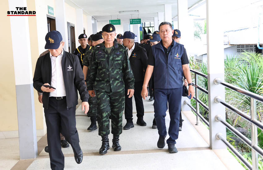 พล.ท. อดุลย์ บุญธรรมเจริญ รมว.กลาโหม ลงพื้นที่ตรวจจุดเกิดเหตุในจังหวัดนราธิวาส 1