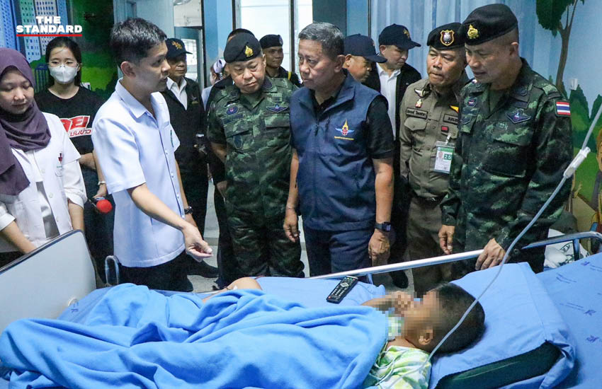 พล.ท. อดุลย์ บุญธรรมเจริญ รมว.กลาโหม ลงพื้นที่ตรวจจุดเกิดเหตุในจังหวัดนราธิวาส 6