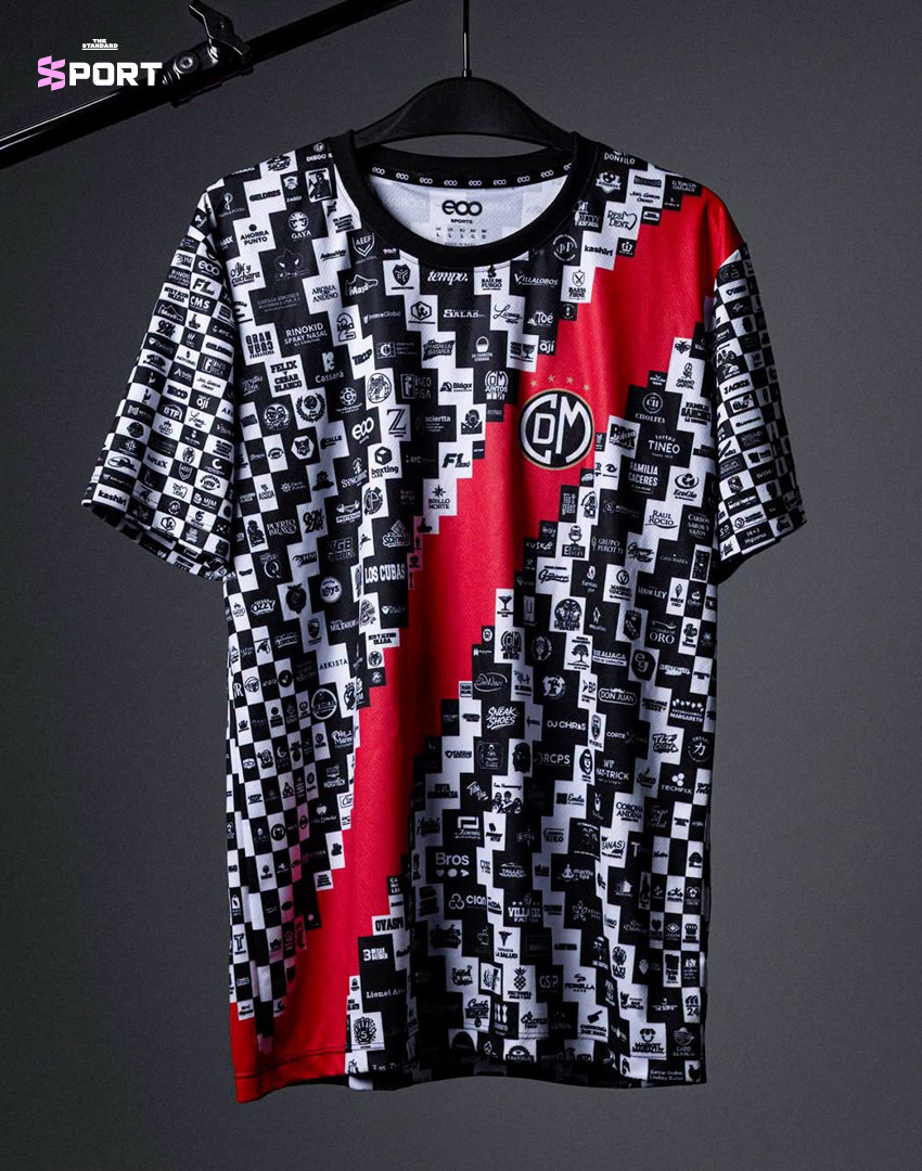 เสื้อแข่งของสโมสรเดปอร์ติโว มูนิซิปัล ที่มีลวดลายตารางพิกเซลสำหรับผู้สนับสนุน 1,000 ราย 1