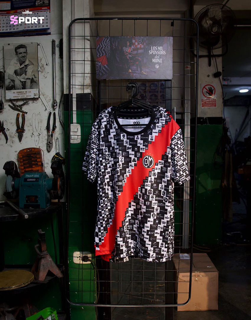 เสื้อแข่งของสโมสรเดปอร์ติโว มูนิซิปัล ที่มีลวดลายตารางพิกเซลสำหรับผู้สนับสนุน 1,000 ราย 3