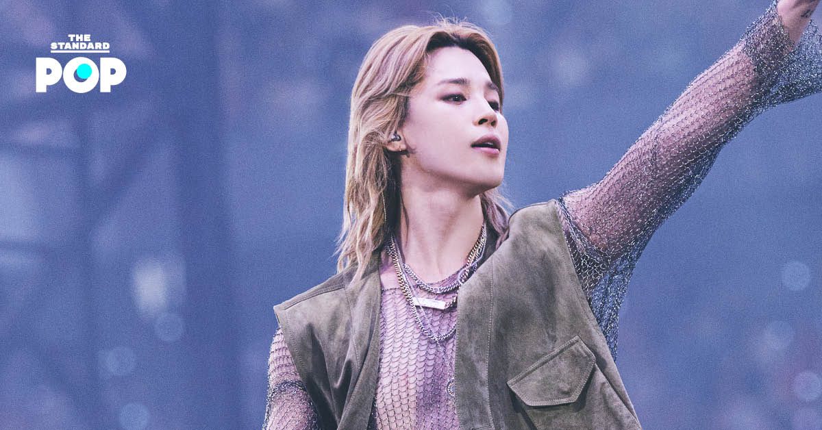 JIMIN สวมเสื้อแจ็กเก็ตหนังแขนกุดสีกากีในคอนเสิร์ต BTS