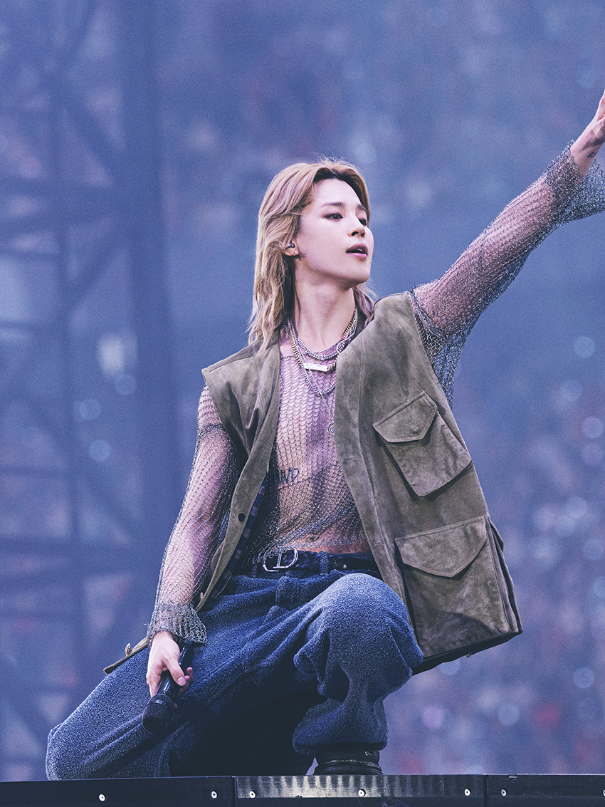 JIMIN สวมเสื้อแจ็กเก็ตหนังแขนกุดสีกากีในคอนเสิร์ต BTS 1