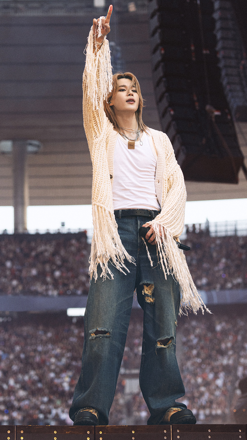JIMIN สวมเสื้อแจ็กเก็ตหนังแขนกุดสีกากีในคอนเสิร์ต BTS 3