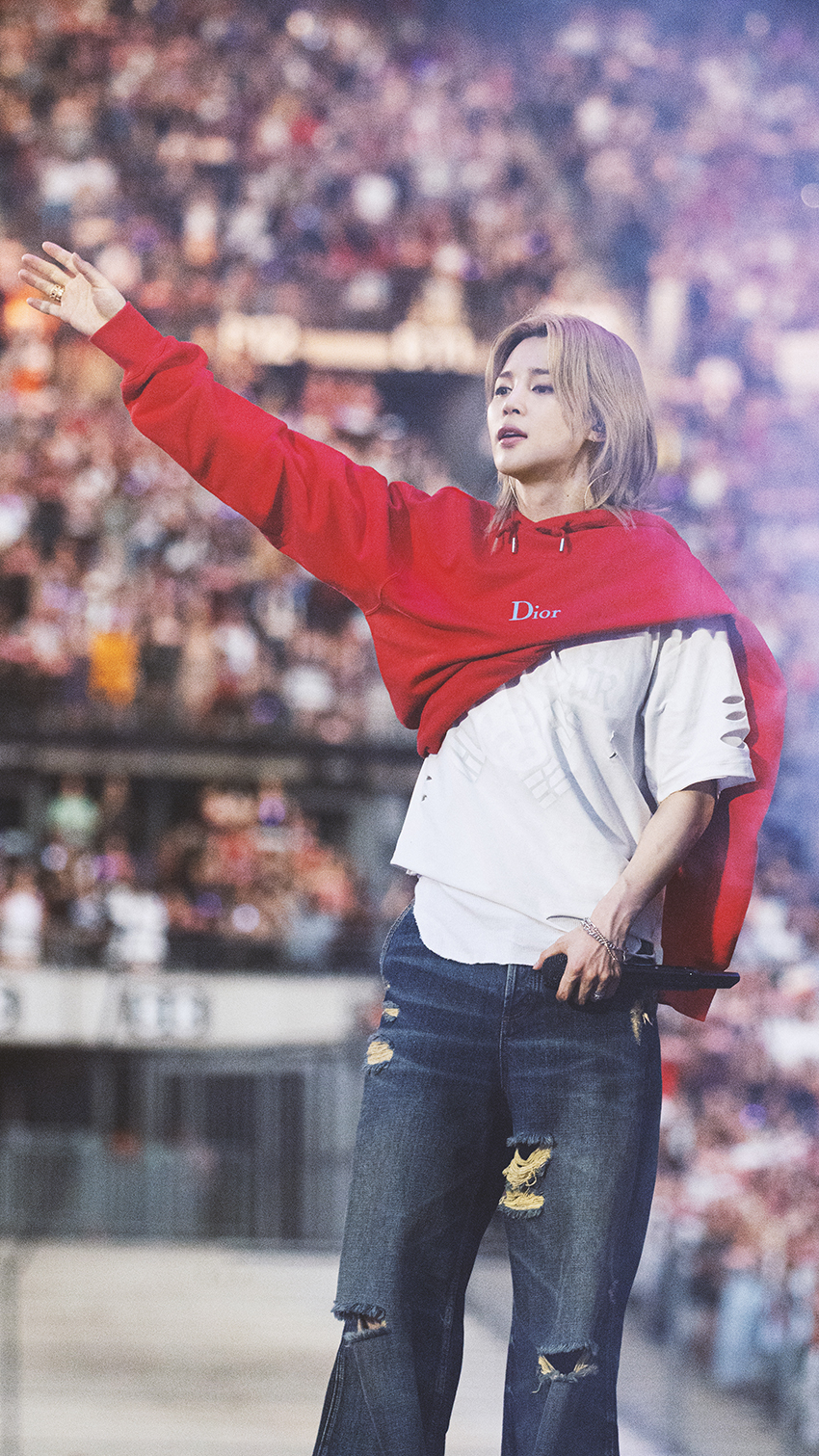 JIMIN สวมเสื้อแจ็กเก็ตหนังแขนกุดสีกากีในคอนเสิร์ต BTS 4