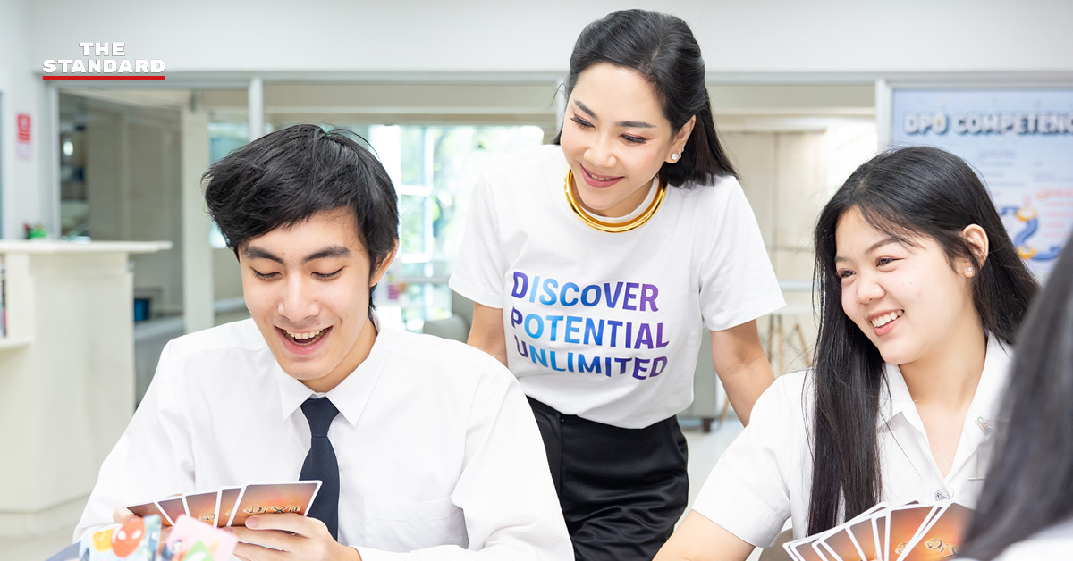 ดร.ดาริกา ลัทธพิพัฒน์ อธิการบดี DPU พร้อมโลโก้มหาวิทยาลัยและรางวัล IEAC