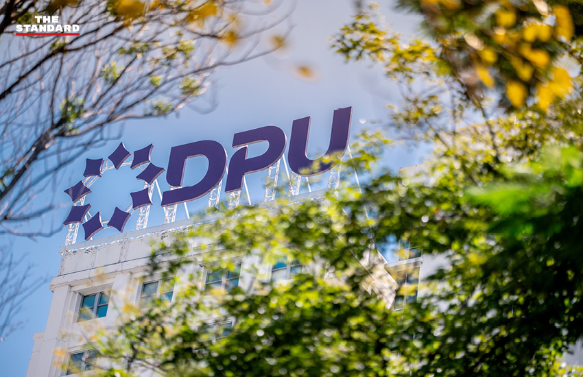 ดร.ดาริกา ลัทธพิพัฒน์ อธิการบดี DPU พร้อมโลโก้มหาวิทยาลัยและรางวัล IEAC 2