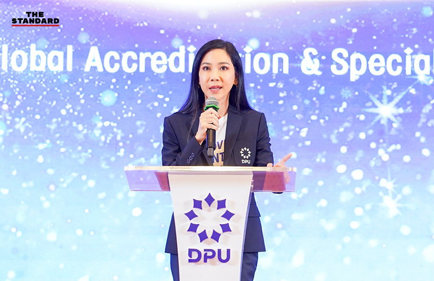 ดร.ดาริกา ลัทธพิพัฒน์ อธิการบดี DPU พร้อมโลโก้มหาวิทยาลัยและรางวัล IEAC 4