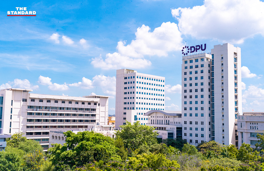 ดร.ดาริกา ลัทธพิพัฒน์ อธิการบดี DPU พร้อมโลโก้มหาวิทยาลัยและรางวัล IEAC 6