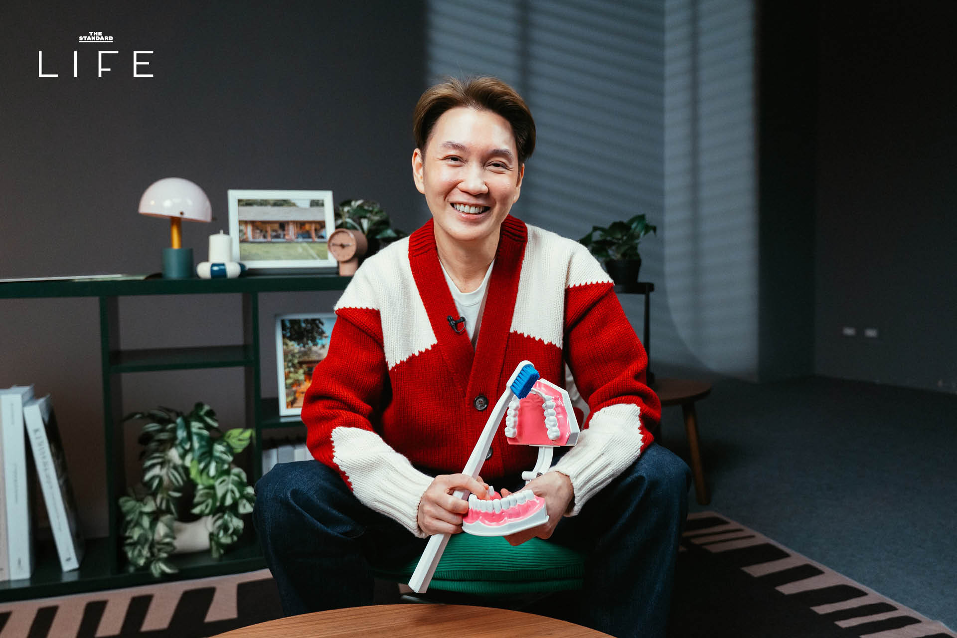 ภาพ ทพ.วุฒิพงษ์ เหล่าอมต หรือหมอชิว เจ้าของเพจ 'ยิ้มยิงฟัน' ผู้เชี่ยวชาญด้านทันตกรรมจัดฟัน 1