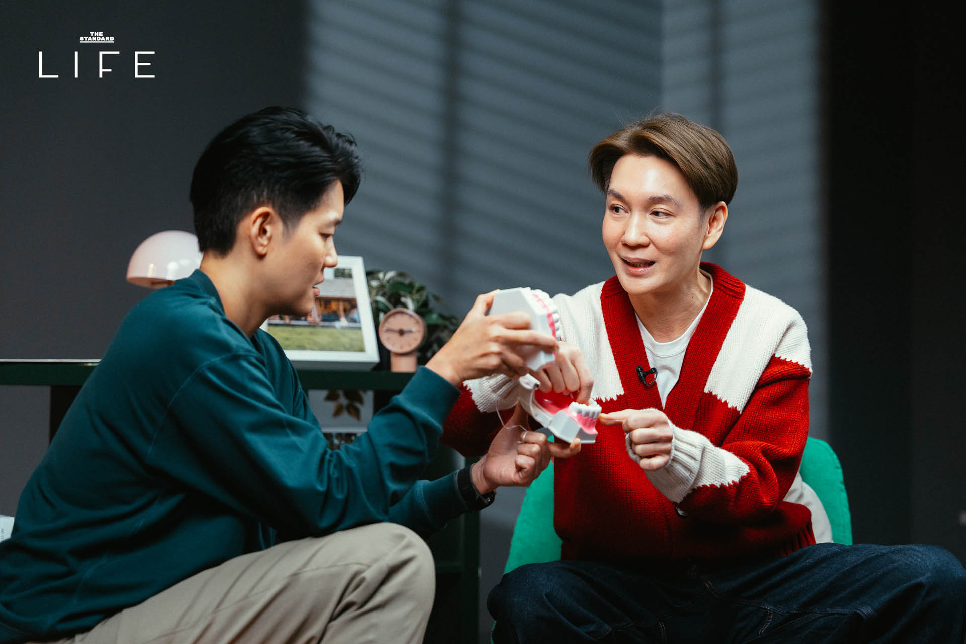 ภาพ ทพ.วุฒิพงษ์ เหล่าอมต หรือหมอชิว เจ้าของเพจ 'ยิ้มยิงฟัน' ผู้เชี่ยวชาญด้านทันตกรรมจัดฟัน 4