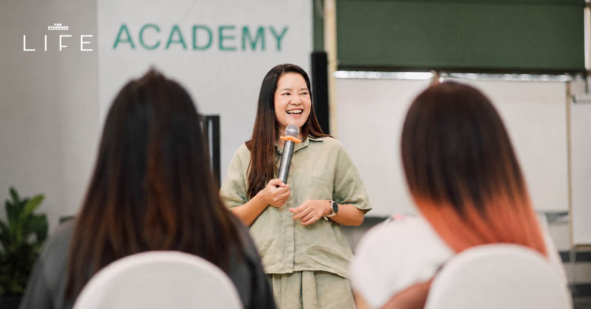 ผู้เข้าร่วมหลักสูตรวิชาใจเบากำลังทำกิจกรรมบำบัดในบรรยากาศธรรมชาติที่ Mata Pavilion จังหวัดเลย