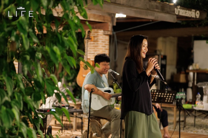 ผู้เข้าร่วมหลักสูตรวิชาใจเบากำลังทำกิจกรรมบำบัดในบรรยากาศธรรมชาติที่ Mata Pavilion จังหวัดเลย 6