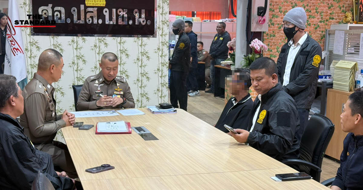 ภาพเจ้าหน้าที่ตำรวจแถลงข่าวการจับกุมผู้ต้องหาและรถยนต์ของกลางในคดีส่งยาเสพติด