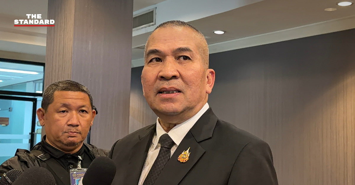 พล.ต.ท. รุทธพล เนาวรัตน์ รัฐมนตรีว่าการกระทรวงยุติธรรม ให้สัมภาษณ์สื่อมวลชน