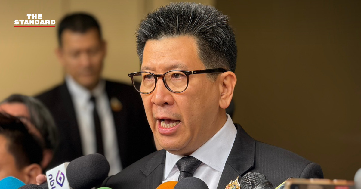 เอกนิติ นิติทัณฑ์ประภาศ รองนายกรัฐมนตรีและรัฐมนตรีว่าการกระทรวงการคลัง กำลังให้สัมภาษณ์