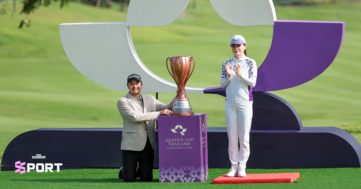 เอกปริษฐิ์ หวู่ โปรกอล์ฟชายกำลังถือถ้วยรางวัล Queen's Cup Thailand Championship