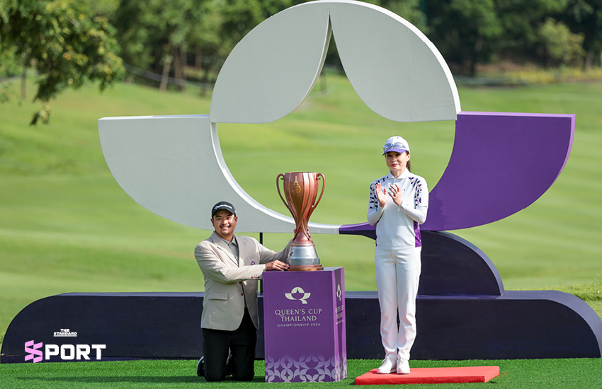 เอกปริษฐิ์ หวู่ โปรกอล์ฟชายกำลังถือถ้วยรางวัล Queen's Cup Thailand Championship 1