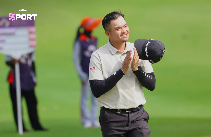 เอกปริษฐิ์ หวู่ โปรกอล์ฟชายกำลังถือถ้วยรางวัล Queen's Cup Thailand Championship 3