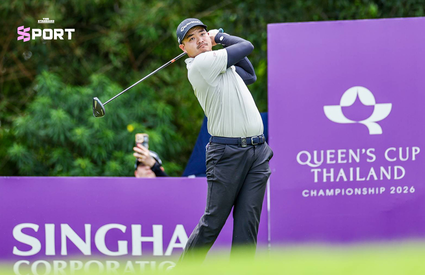 เอกปริษฐิ์ หวู่ โปรกอล์ฟชายกำลังถือถ้วยรางวัล Queen's Cup Thailand Championship 4