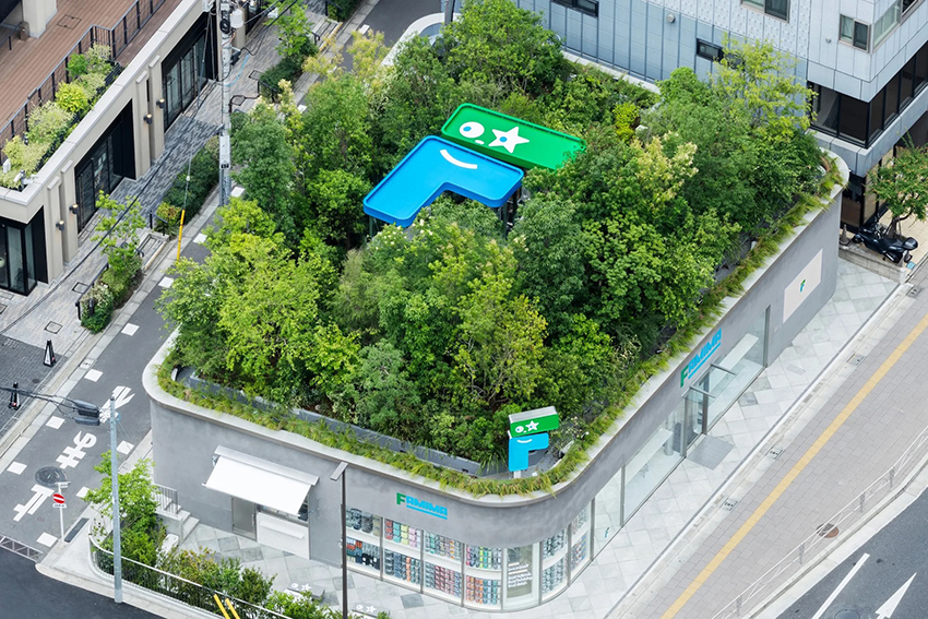 ภาพหน้าร้าน FAMIMA BY NIGO แฟล็กชิปสโตร์แห่งแรกของ FamilyMart ที่โตเกียว ซึ่งออกแบบร่วมกับ NIGO 1