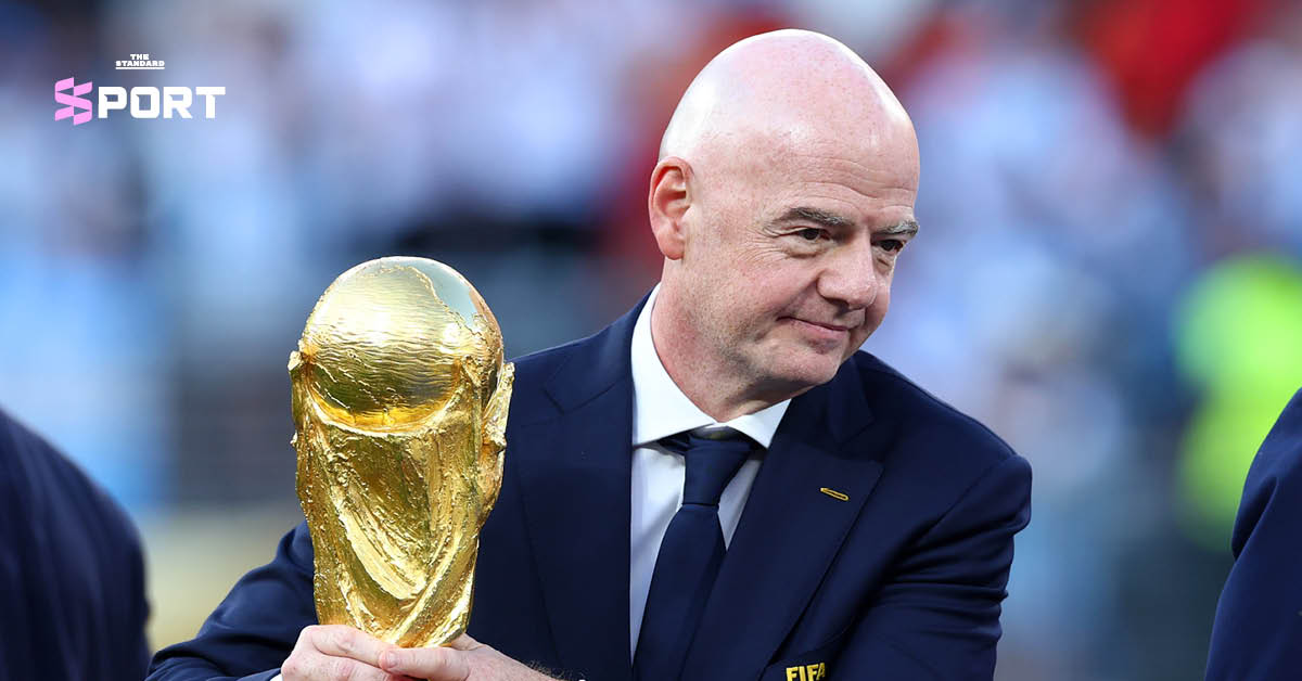จานนี อินฟานติโน ประธาน FIFA ถือถ้วยรางวัลฟุตบอลโลก