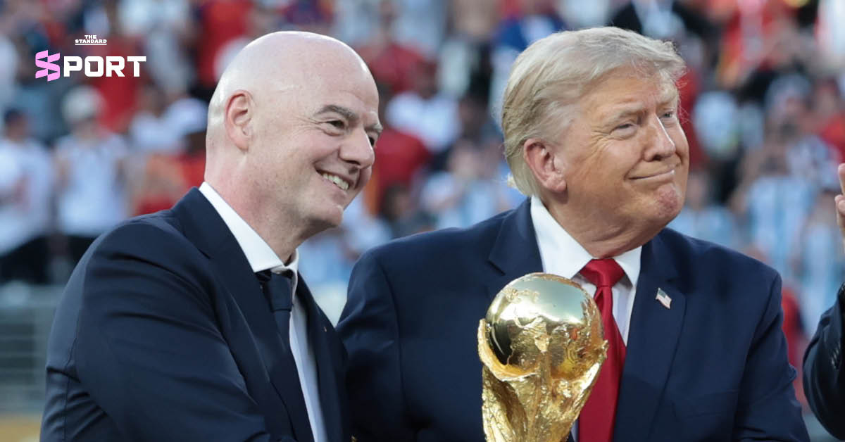 ภาพโลโก้ FIFA และ UEFA พร้อมสัญลักษณ์เงินและลูกฟุตบอล สื่อถึงความขัดแย้งเรื่องการแปรรูปธุรกิจฟุตบอล