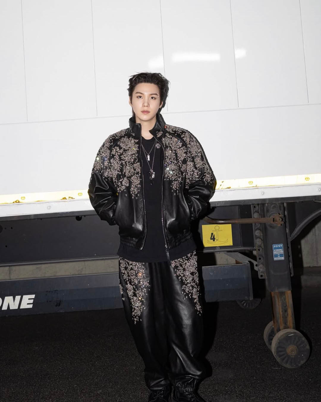 SUGA สวมชุดคัสตอม Givenchy สีดำปักลายขึ้นแสดงคอนเสิร์ต 2