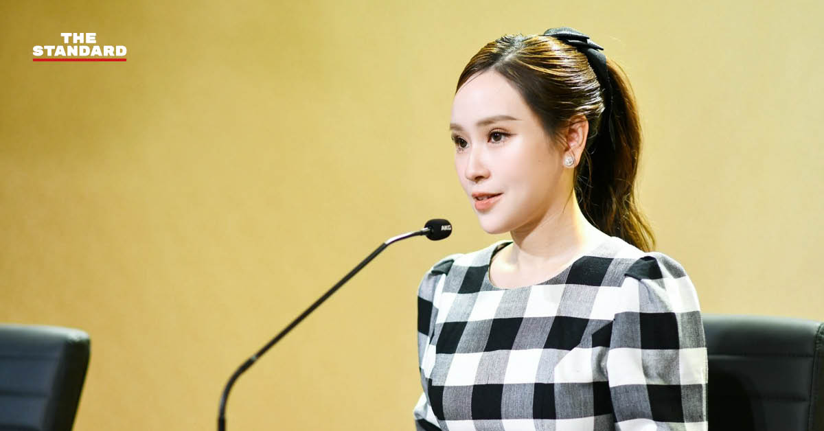 ร.อ.หญิง ภัทร์ดารัสมิ์ ทองสลวยกร รองโฆษกประจำสำนักนายกรัฐมนตรี แถลงข่าว