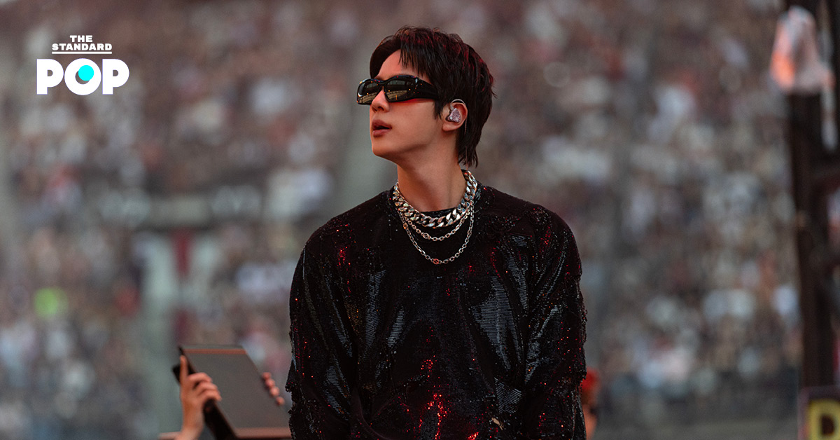 JIN วง BTS ในชุด GUCCI แจ็กเกตไบเกอร์เดนิมสีฟ้าประดับคริสตัลบนเวทีคอนเสิร์ต