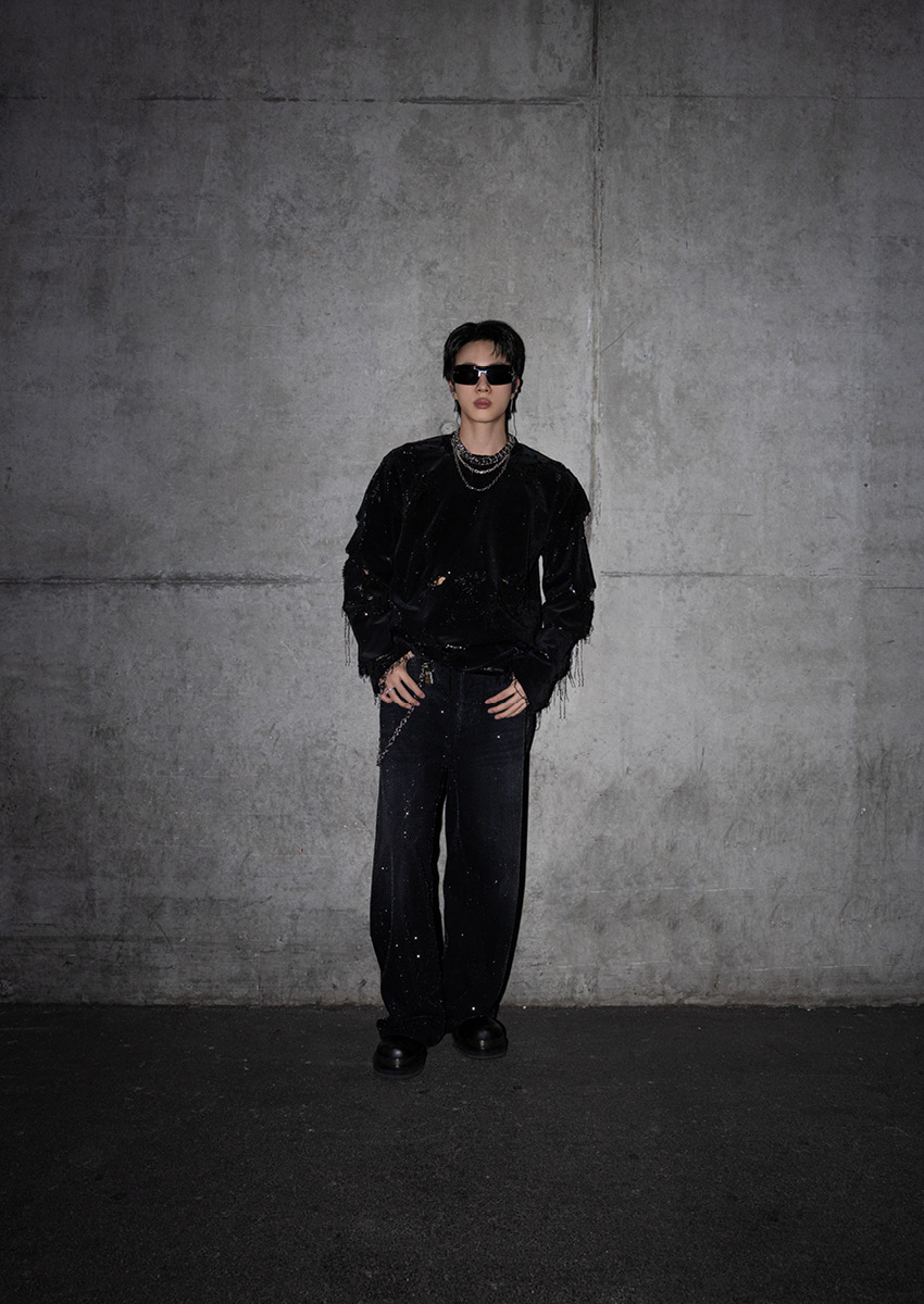 JIN วง BTS ในชุด GUCCI แจ็กเกตไบเกอร์เดนิมสีฟ้าประดับคริสตัลบนเวทีคอนเสิร์ต 2