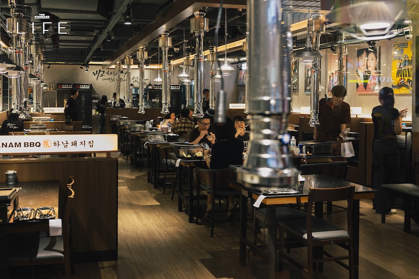 ภาพปิ้งย่างหมูสามชั้นและเนื้อบนเตาถ่านในร้าน HANAM BBQ 1