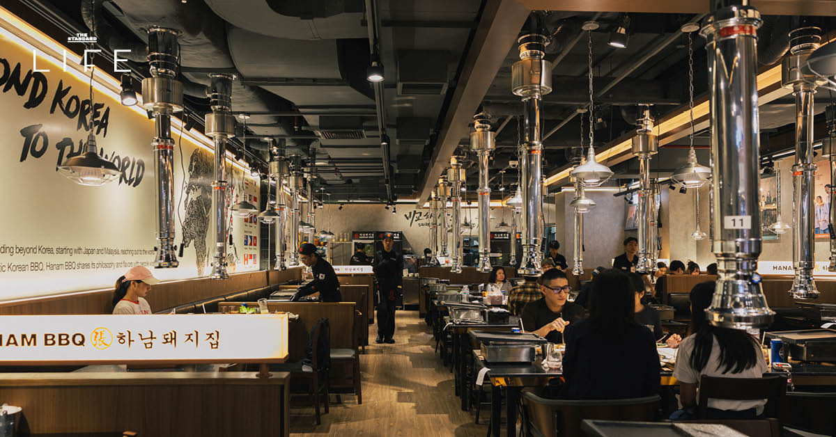ภาพปิ้งย่างหมูสามชั้นและเนื้อบนเตาถ่านในร้าน HANAM BBQ