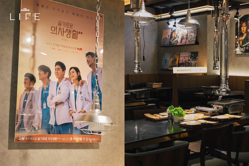 ภาพปิ้งย่างหมูสามชั้นและเนื้อบนเตาถ่านในร้าน HANAM BBQ 2