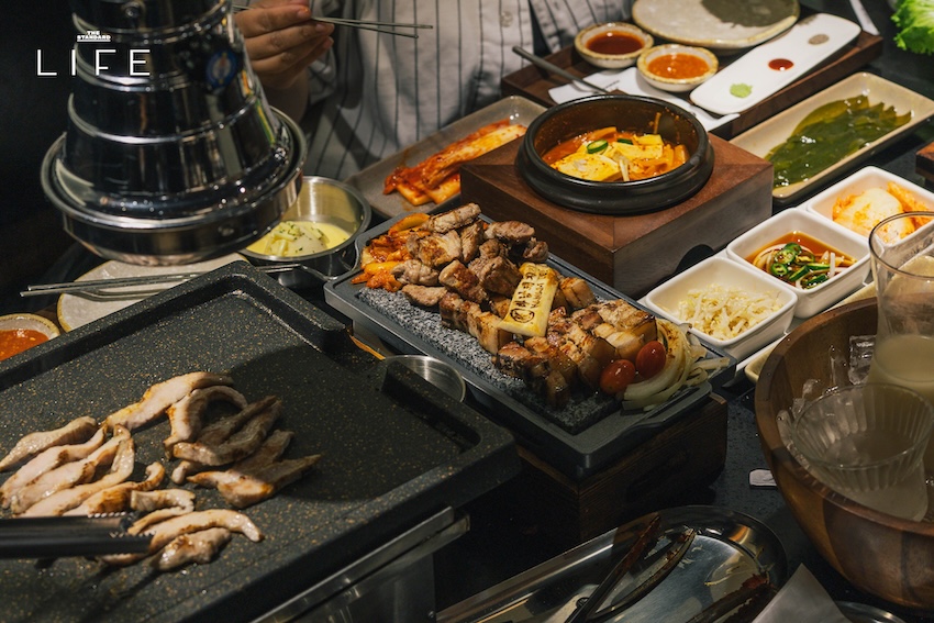 ภาพปิ้งย่างหมูสามชั้นและเนื้อบนเตาถ่านในร้าน HANAM BBQ 4