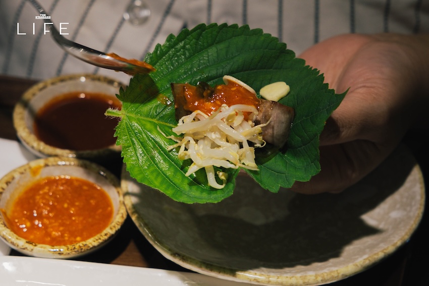 ภาพปิ้งย่างหมูสามชั้นและเนื้อบนเตาถ่านในร้าน HANAM BBQ 5