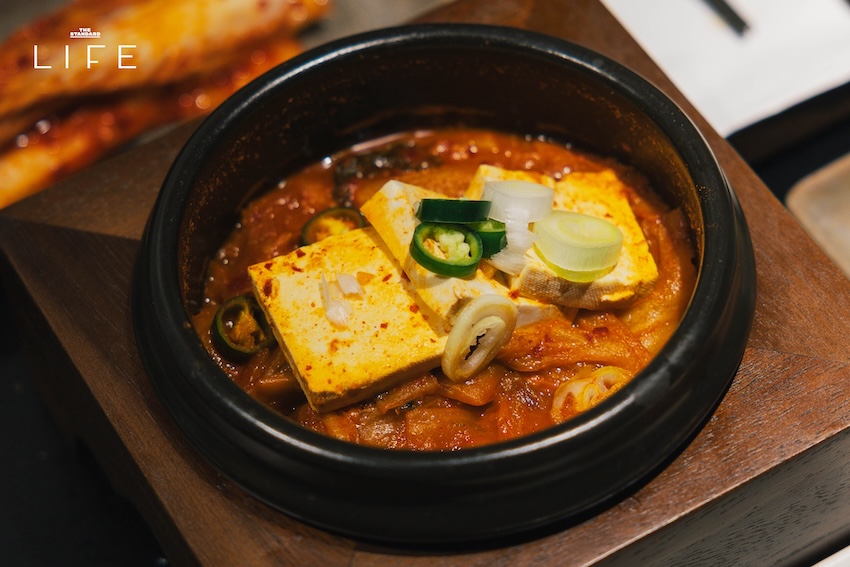 ภาพปิ้งย่างหมูสามชั้นและเนื้อบนเตาถ่านในร้าน HANAM BBQ 8